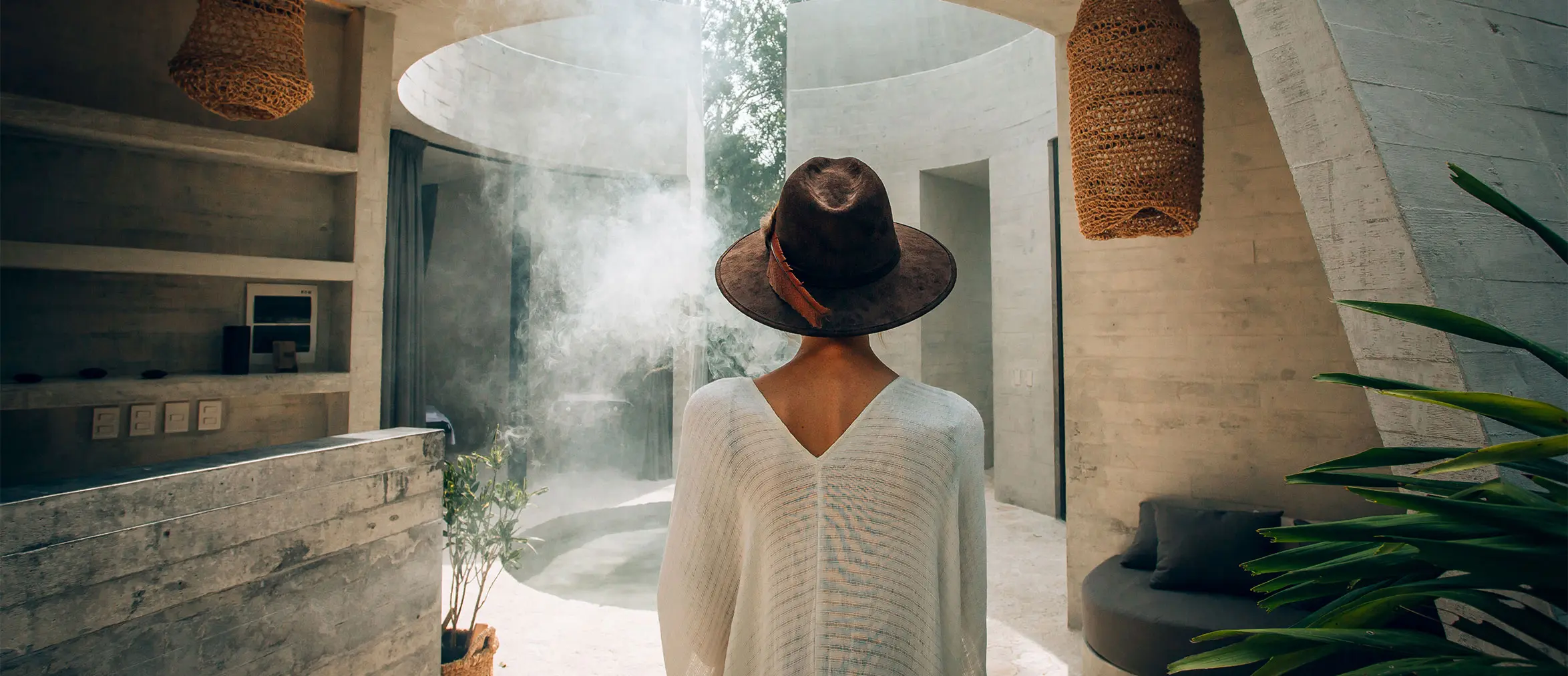 mujer-con-sombrero-entrando-a-spa