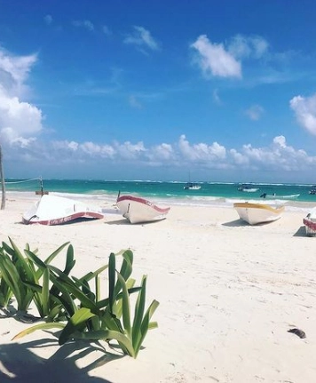 lanchas-en-playa-tulúm