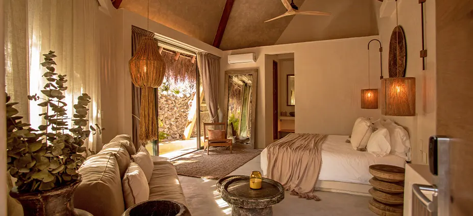 habitación con una cama y un sofá