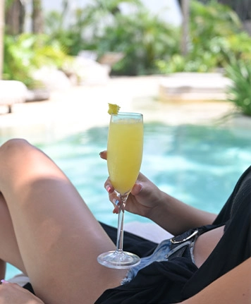 mujer con un cóctel en la mano