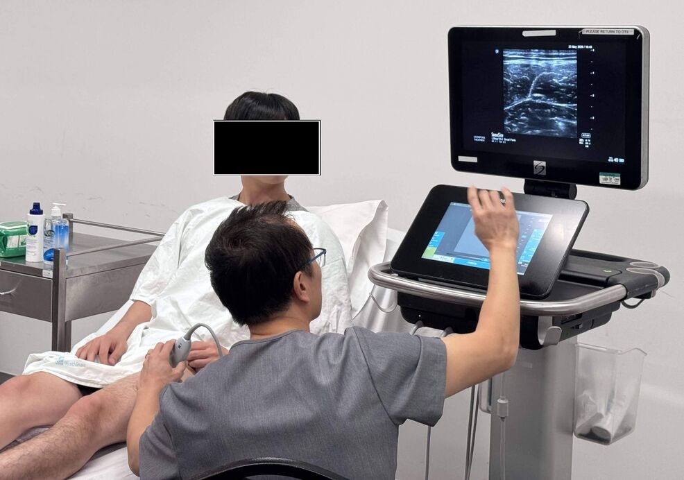 Dr Quan demonstrating Mindray Ultrasound