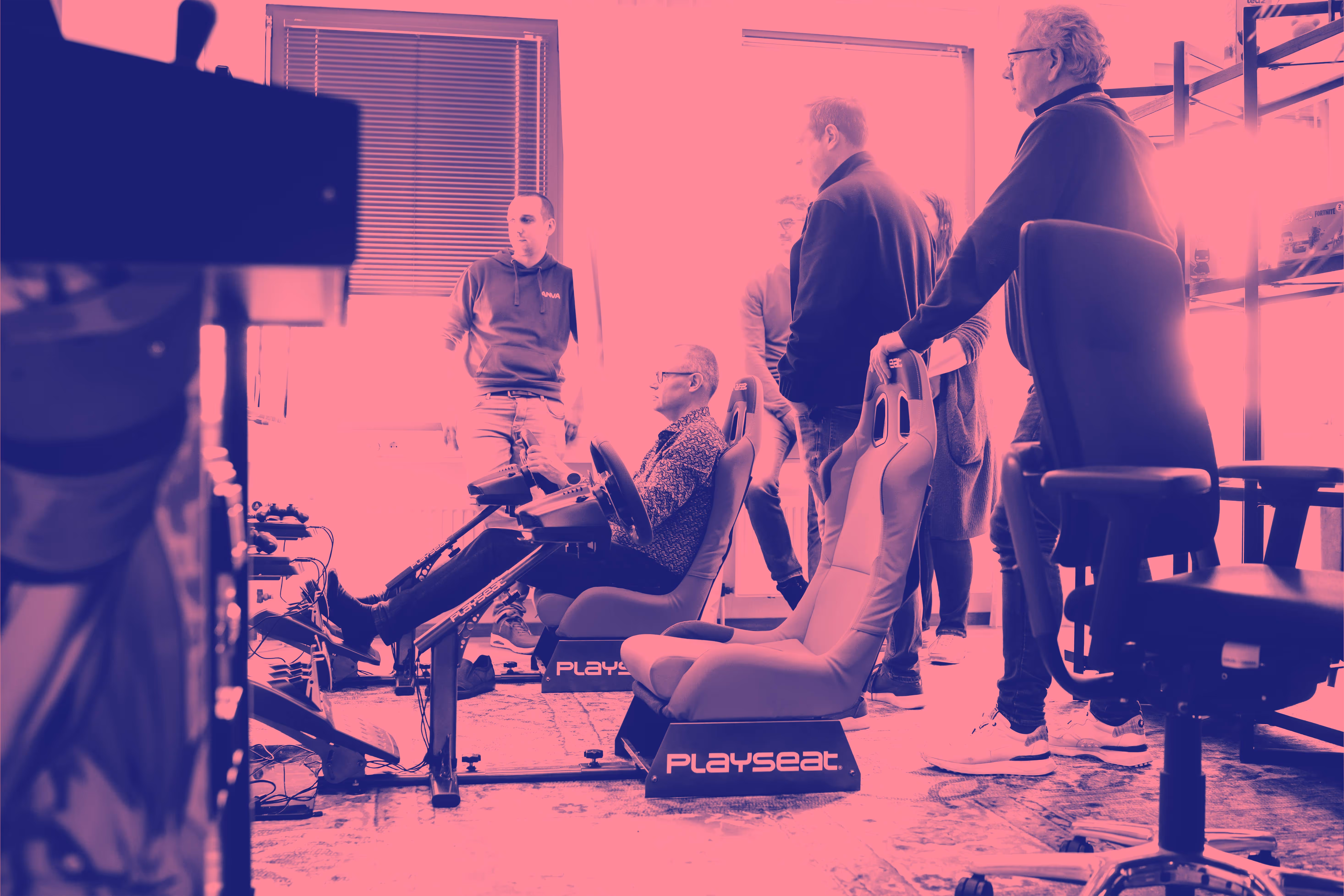 Mannen op racing simulator