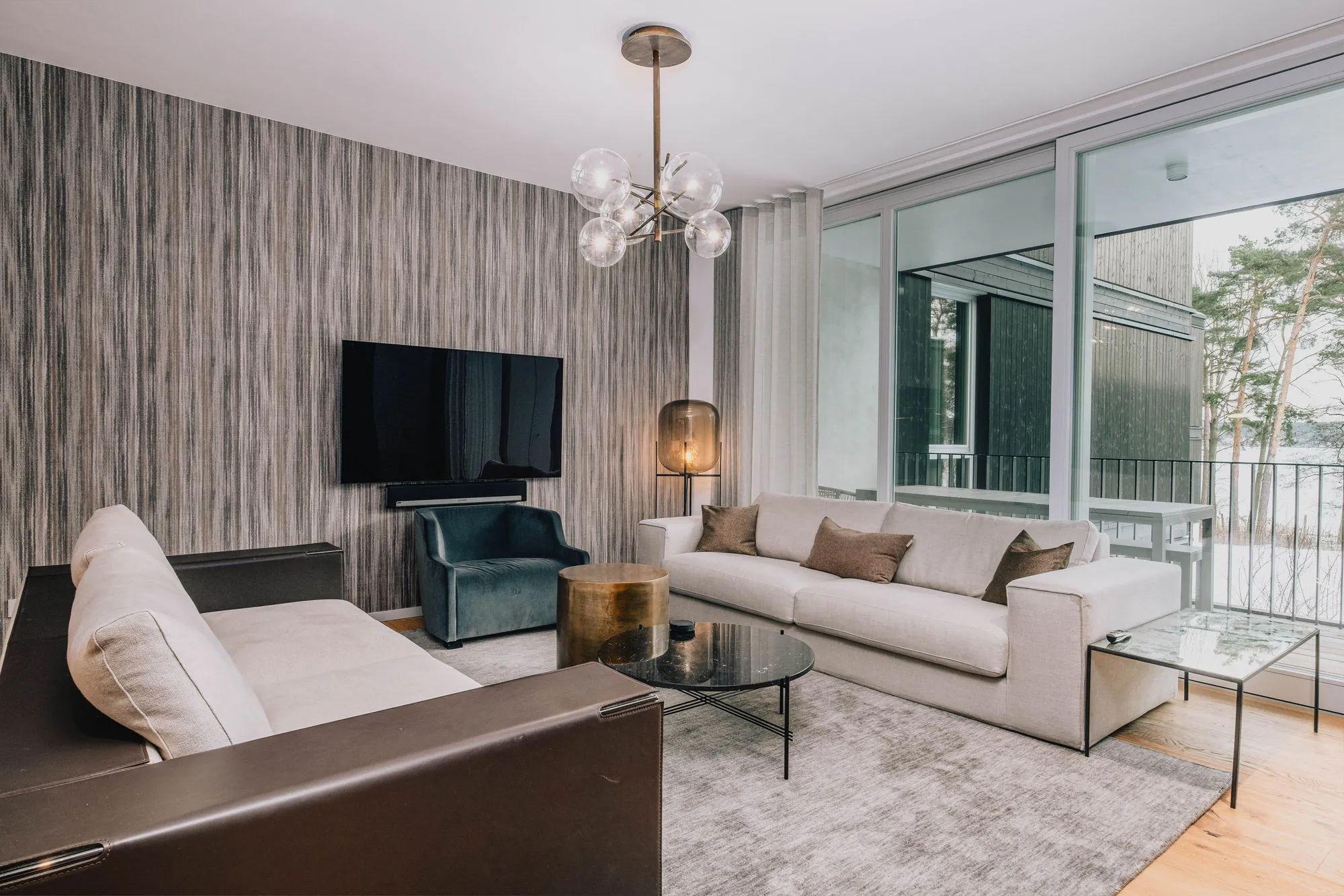 Modernes Wohnzimmer mit einem großen Fenster, das eine helle und luftige Atmosphäre schafft.