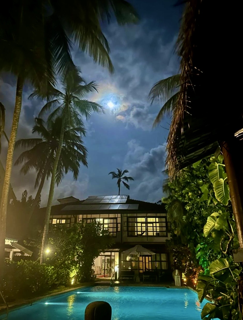 Ayurveda Shunyata Villa – Abendstimmung am Pool