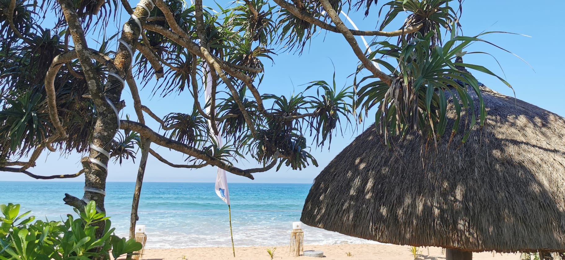 Ayurveda Shunyata Villa – Blick auf Pool und Entspannungsbereich