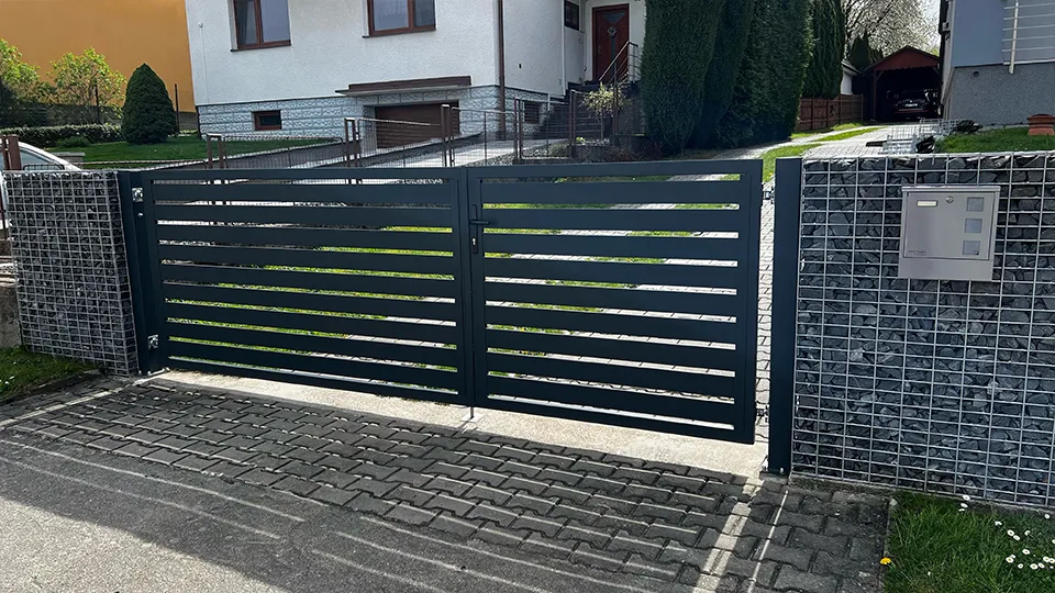 branka k hliníkovému plotu s lamelovou výplní s mezerami mezi lamelami