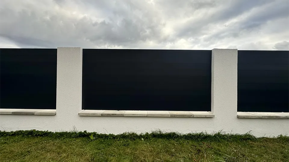do betonových sloupků instalovaná pevná hliníková plotová výplň