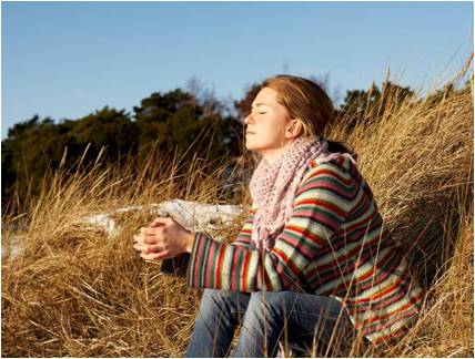 Dame som ser ut av vinduet