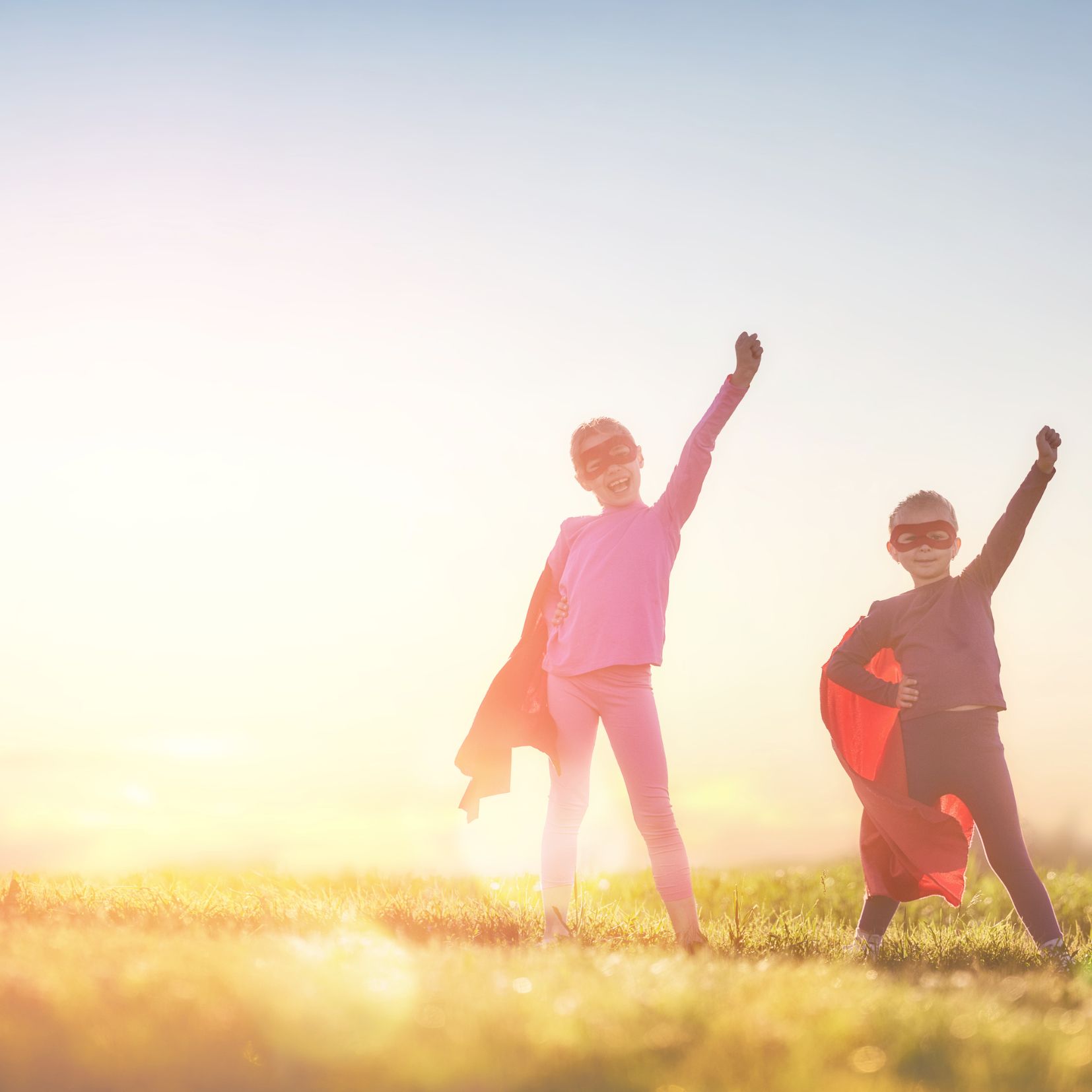 små gutter som poserer i supermanndrakt