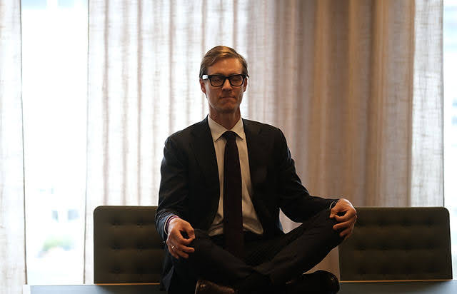 Bastian Sundling som mediterer