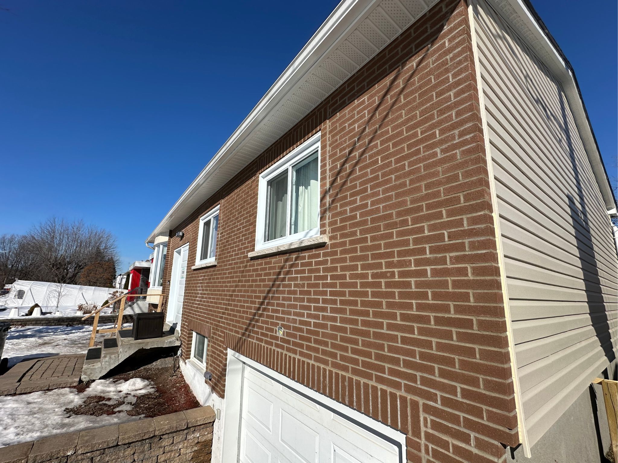 Brique et revêtement de vinyle sur un bungalow de la rive-sud