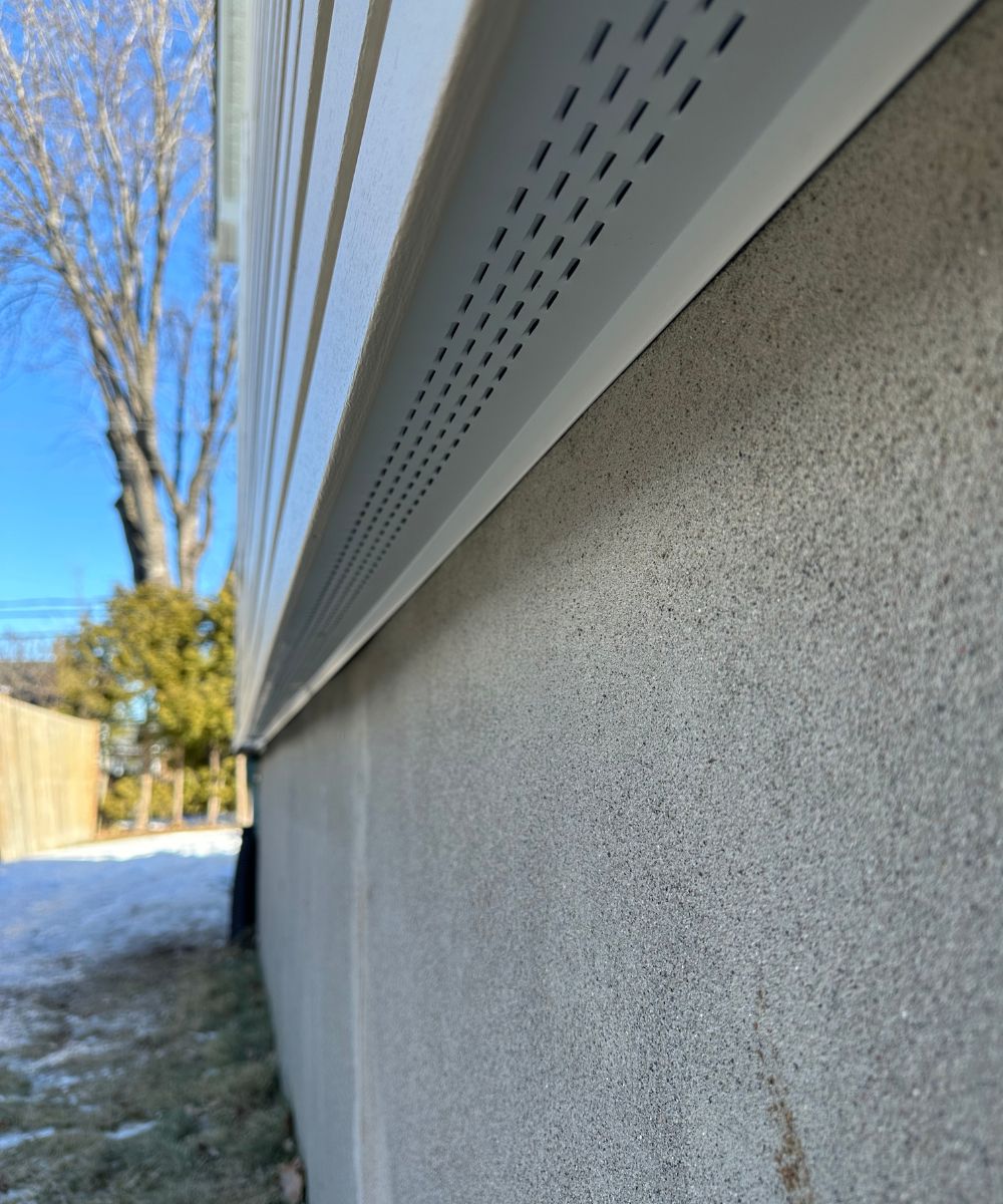 Grille anti-intrusion sous un revêtement de vinyle