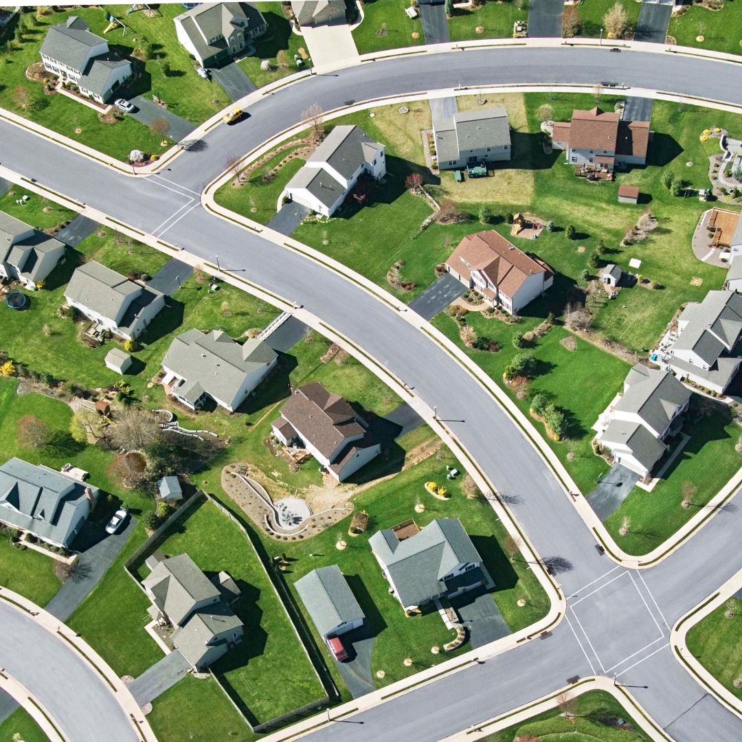 Banlieue avec des maisons au revêtement similaire