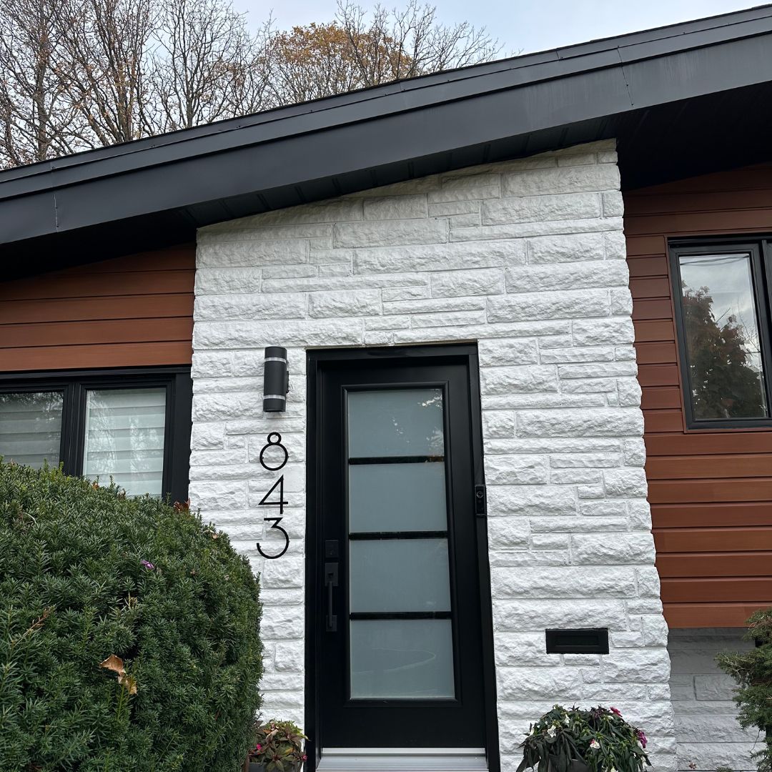 Maison de Longueuil avec teinture de brique et revêtement neuf en acier
