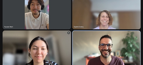 4 人の多様な参加者がそれぞれ別々のビデオフレームで笑っているズームビデオ通話。