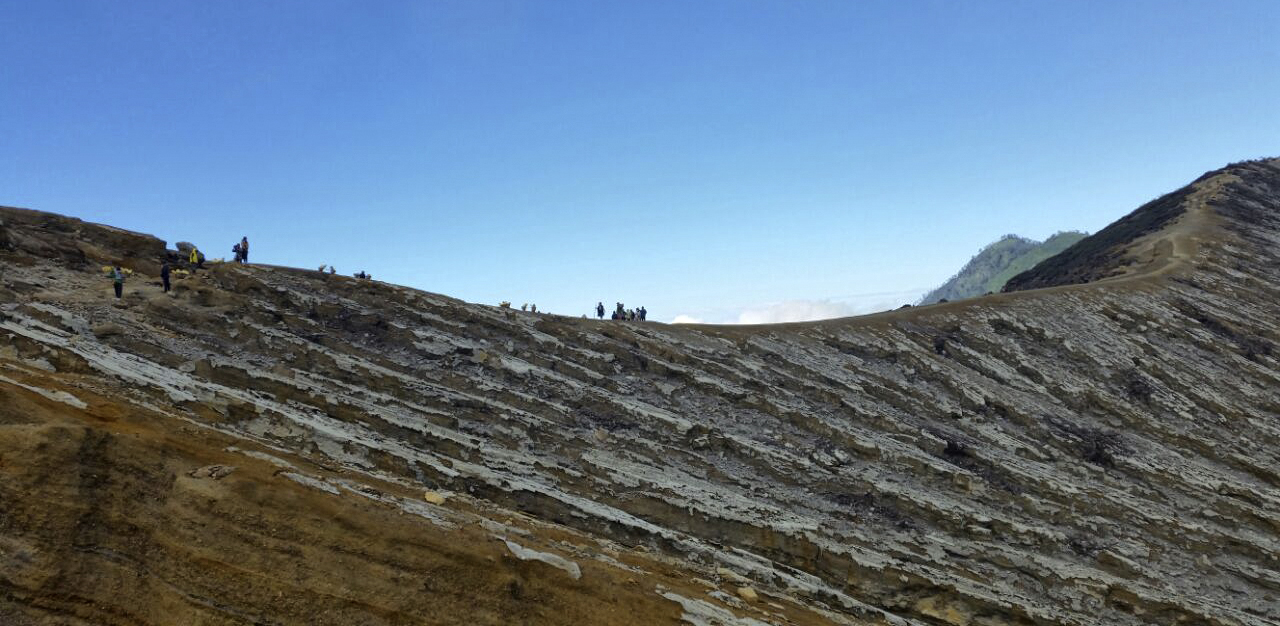 Eine Gruppe von Menschen beim Wandern.