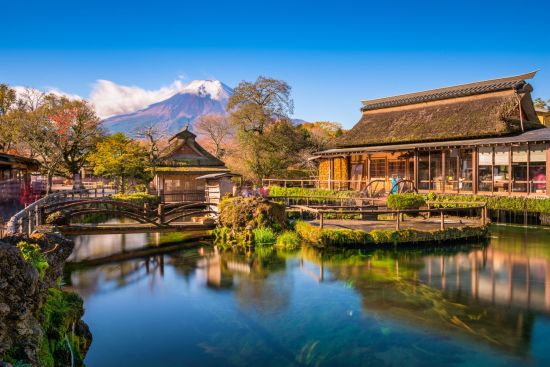 Tout savoir sur les voyages et les vacances en Japon: Oshino Hakkai with Mt. Fuji in the background.