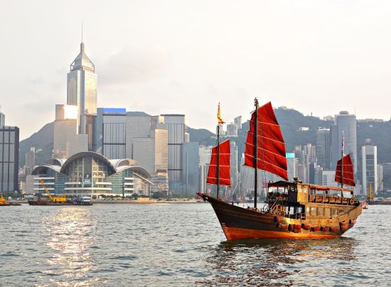 Tout savoir sur les voyages et les vacances à Hong Kong: Hong Kong harbour with tourist junk