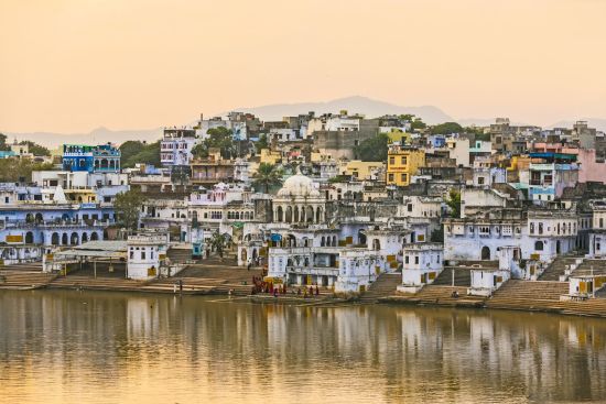 Tout savoir sur les voyages et les vacances en Inde: Pushkar with ghats and lake