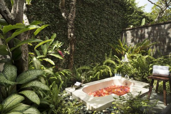 The Pavilions Bali à Sud de Bali:  Pool Villa | outdoor bath