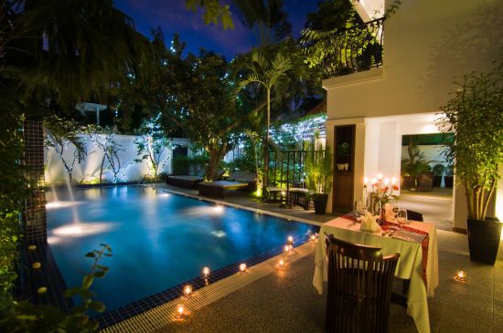 La Rose Suites à Phnom Penh: Pool at night