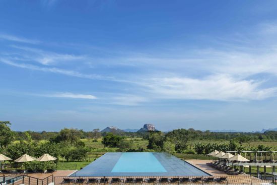 Aliya Resort & Spa in Sigiriya: Pool