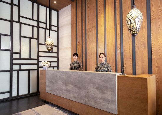 Bespoke Trendy Hotel Hanoi:  Lobby