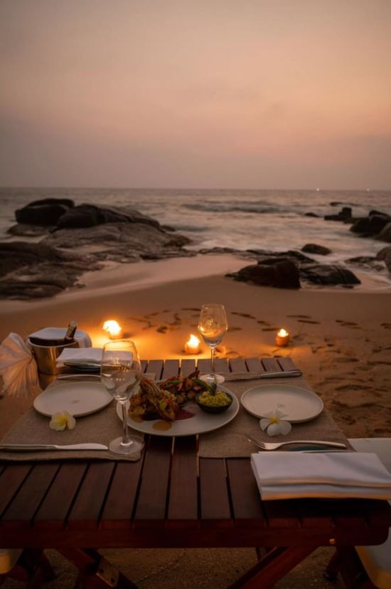 Ahu Bay à Ahungalla:  dinner at the beach