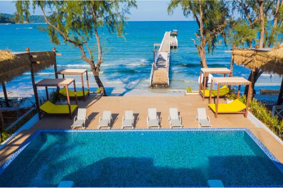 Eden Beach Resort à Koh Rong Sanloem:  view over pool to the beach