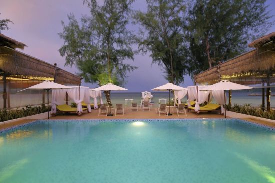 Eden Beach Resort à Koh Rong Sanloem:  swimmingpool at dusk