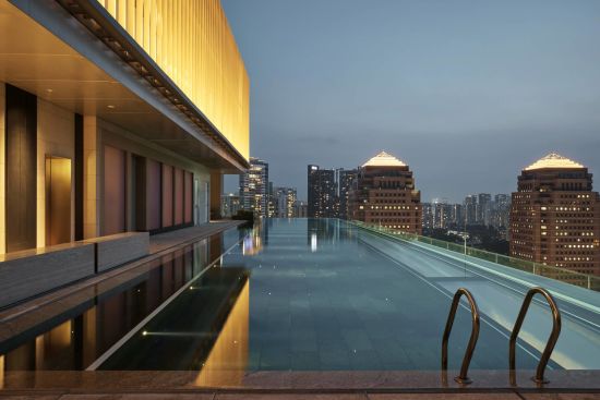 COMO Metropolitan Singapore in Singapur:  Rooftop Pool in the Evening
