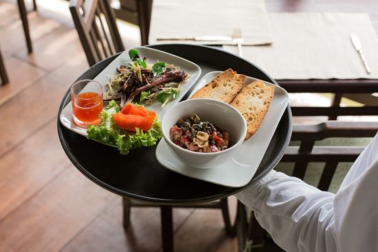 Satri House à Luang Prabang:  Food served on the Terrace