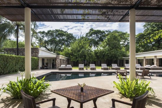 Amansara à Siem Reap:  Main Swimming Pool Pergola