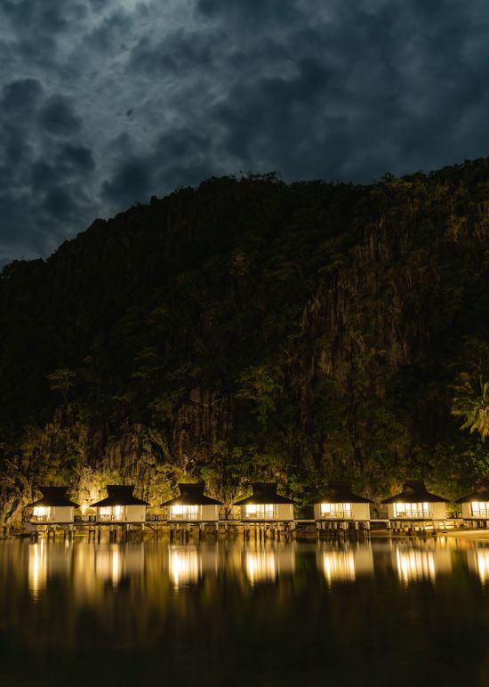 El Nido Resorts Miniloc Island à Palawan:  Water Cottages at night