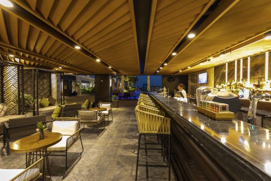 Crowne Plaza Vientiane:  The Link Tapas & Bar 