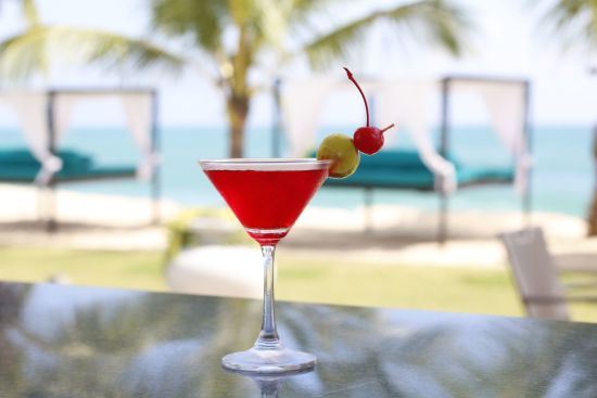 Lantern Boutique Hotel à Mirissa:  Cocktails by the pool