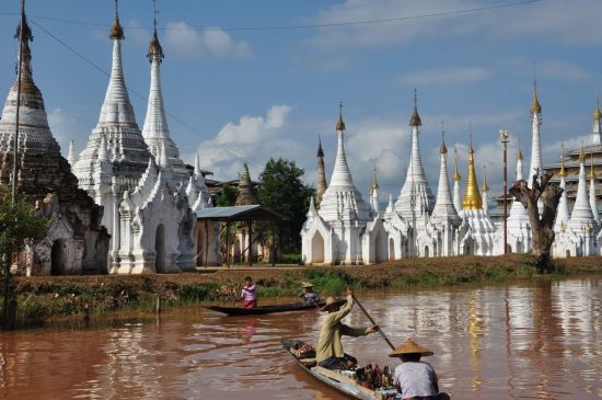 La fascination du Myanmar – un pays en mutation de Naypyitaw: Inle Lake pagodas