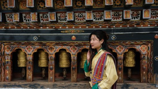 Découverte active du Bhoutan de Paro: Bhutanese young woman wearing a Kira (national dress)