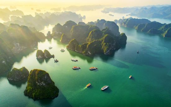Croisières dans la baie de Halong avec «Bhaya Classic» de Hanoi: exterior: beach: Dreamy sunset landscape Halong Bay
