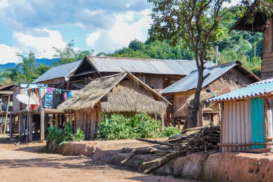 Les beautés naturelles du nord du Laos de Luang Prabang: Wooden houses in a small ethnic community