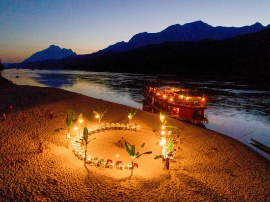Laos im Rhythmus des Mekong (flussabwärts) ab Huay Xai: Barbecue on a sandbank along the Mekong river