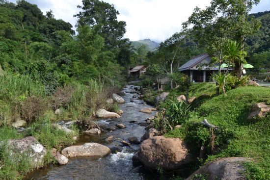 Les beautés naturelles du nord du Laos de Luang Prabang: Nam Kat Yorla Pa Resort by a stream