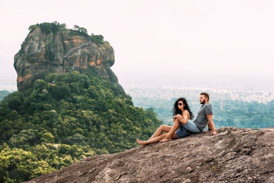 Sri Lanka riche en aventures de Colombo: Sigiraya: Man and woman on a rock in Sigiriya