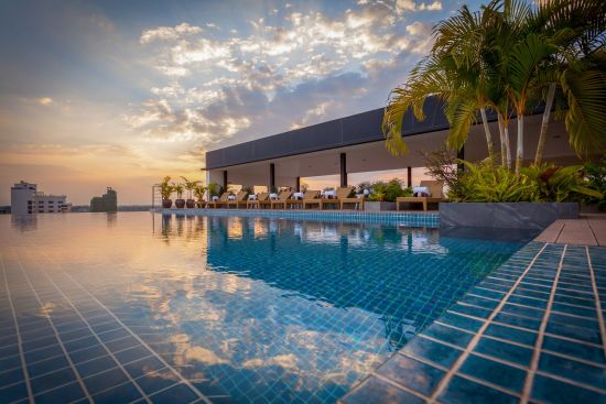 Lao Poet à Vientiane:  Rooftop Pool