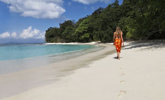 Barefoot at Havelock in Andamanen:  Lady walking on the beach