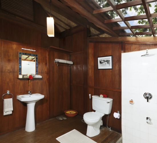 Barefoot at Havelock in Andamanen:  Andaman Villa (air-conditioned) | Bathroom - Skylight