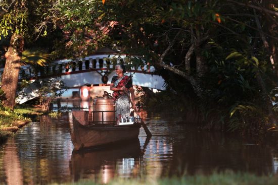Coconut Lagoon à Kumarakom:  Evening chai on a boat