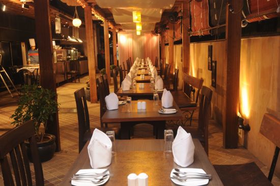 Fariyas à Mumbai:  Poolside Restaurant