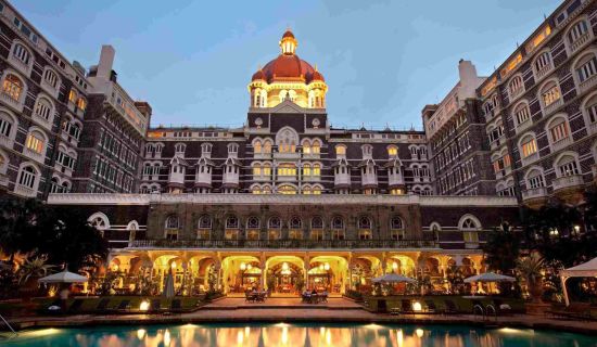 The Taj Mahal Palace à Mumbai:  Exterior at night
