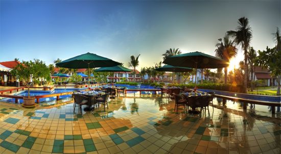 Radisson Blu Resort, Temple Bay Mamallapuram in Mahabalipuram:  Water Edge Cafe Pool Deck